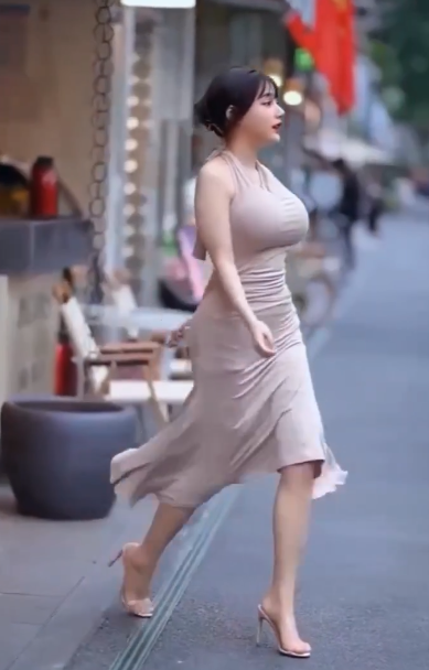 &#34;Nữ thần đường phố Trung Quốc&#34; gây chú ý vì chiếc áo co giãn tôn hình thể trên đường - 12