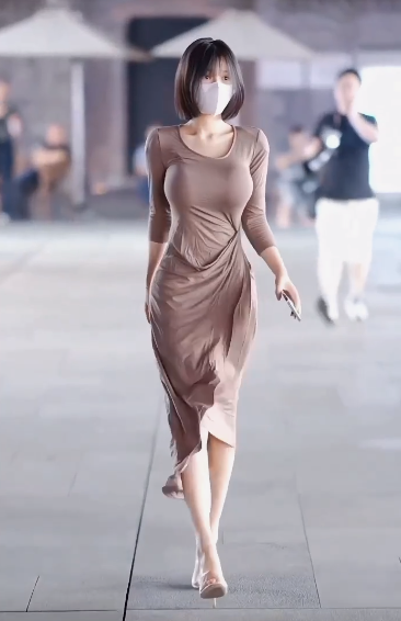 &#34;Nữ thần đường phố Trung Quốc&#34; gây chú ý vì chiếc áo co giãn tôn hình thể trên đường - 10
