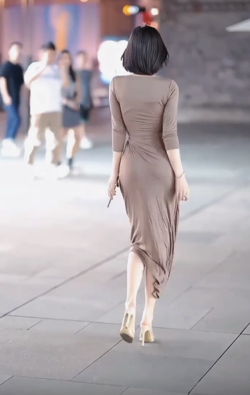 &#34;Nữ thần đường phố Trung Quốc&#34; gây chú ý vì chiếc áo co giãn tôn hình thể trên đường - 9