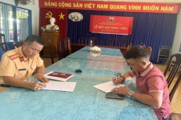 Tin tức trong ngày - Đăng thông tin CSGT "đang phát quà" trên mạng xã hội, người đàn ông được mời làm việc