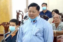 Tin tức trong ngày - Cựu trưởng phòng CSGT An Giang hầu tòa với cáo buộc can thiệp bấm biển số đẹp