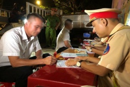 Tin tức trong ngày - Tước bằng lái, phạt 80 triệu đồng "ma men" thông chốt, dương tính ma túy