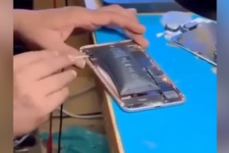 Thời trang Hi-tech - Clip: Nín thở với màn tháo pin điện thoại bị phồng