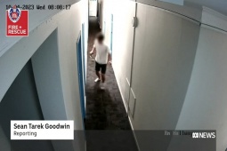 Phi thường - kỳ quặc - Clip: Xe điện đang sạc bất ngờ phát nổ, 2 du khách thoát nạn trong gang tấc