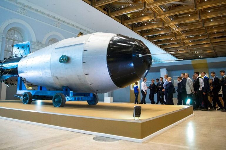 Bản sao một quả bom hạt nhân được trưng bày ở Moscow, Nga. Ảnh: Reuters