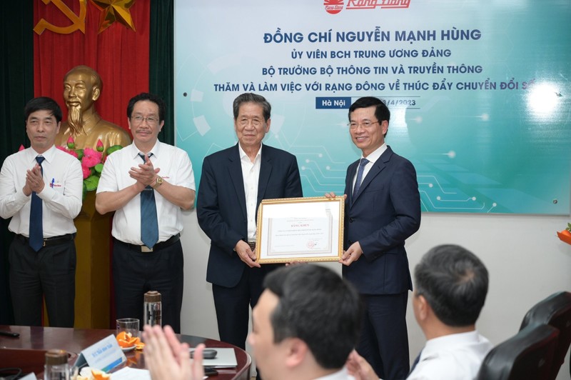 Bộ trưởng Bộ Thông tin và Truyền thông Nguyễn Mạnh Hùng trao tặng Bằng khen đã có thành tích xuất sắc trong thực hiện Chuyển đổi số giai đoạn 2020 -2023 cho Rạng Đông