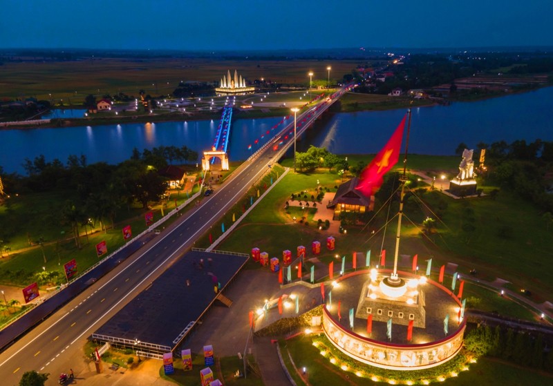 Công trình chiếu sáng nghệ thuật di tích cầu Hiền Lương do Rạng Đông thiết kế