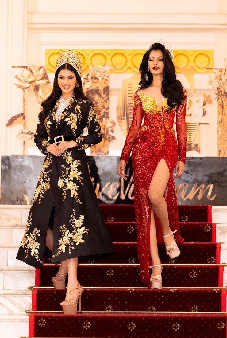 Trước khi chương trình chính diễn ra, các thí sinh Miss Grand International 2023&nbsp;đội vương miện, diện trang phục dạ hội sải bước trên thảm đỏ để chào quan khách.
