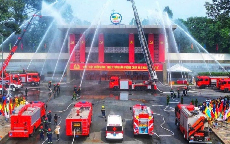Các lực lượng phối hợp diễn tập chữa cháy, cứu người tại Trung tâm Hội nghị và tổ chức sự kiện tỉnh Đồng Nai. Ảnh: AH