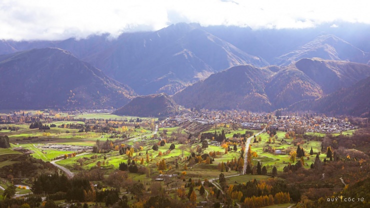 Rừng cây lúc giao mùa và bản làng lọt thỏm trong thung lũng.