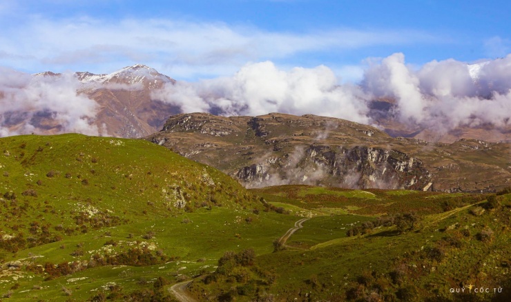 Những thảm cỏ xanh chạy dài từ ngọn đồi này tới ngọn núi nọ.