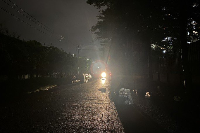 Đèn tắt ngúm khiến đoạn đường tối đen như mực.