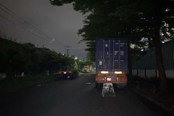 Container đậu hai bên đường.