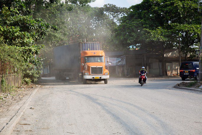 Mỗi ngày, đường Nguyễn Văn Quỳ có hàng trăm lượt xe container qua lại, khói bụi mù mịt.