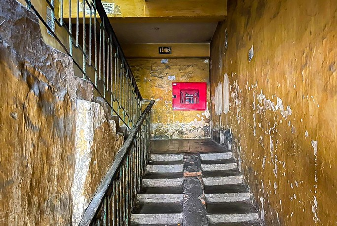 Nhiều bức tường cả bên trong, bên ngoài, nền nhà bị bong tróc, nứt vỡ. Tình trạng xuống cấp nghiêm trọng nhất nằm ở tòa nhà D4 - Trung Tự.