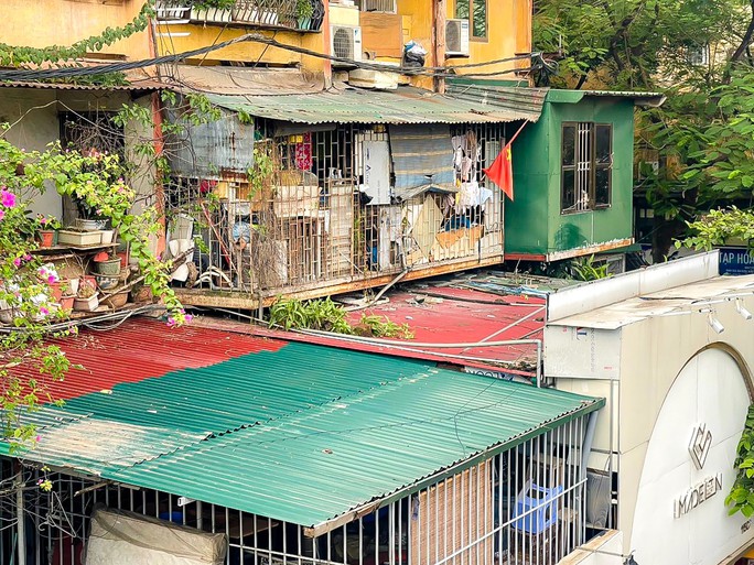 Gần như tất cả các tòa nhà đều cơi nới "chuồng cọp".