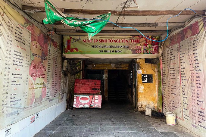 Khu vực hành lang, chiếu nghỉ cầu thang tòa nhà D4 - Trung Tự trong tình trạng tối om giữa ban ngày.