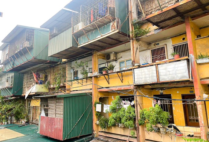 Tình trạng cơi nới làm "chuồng cọp" tại khu tập thể Trung Tự vẫn diễn ra từ nhiều năm nay.