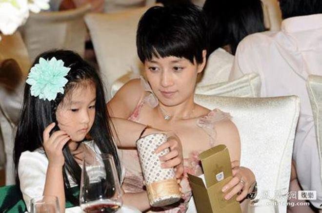 Cách nuôi dạy con kỳ lạ của các đại gia showbiz: Người cho học song song 2 trường mẫu giáo, người thuê 7 gia sư cho con - 4