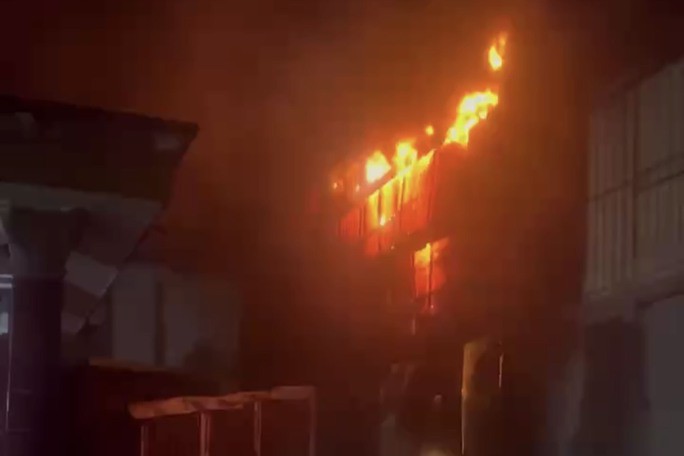 Lửa bùng lên dữ dội tại xưởng ép nhựa rộng khoảng 100 m2.