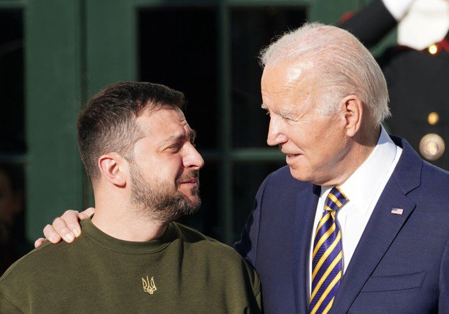 Tổng thống Mỹ Joe Biden và Tổng thống Ukraine Volodymyr Zelensky. Ảnh: Reuters