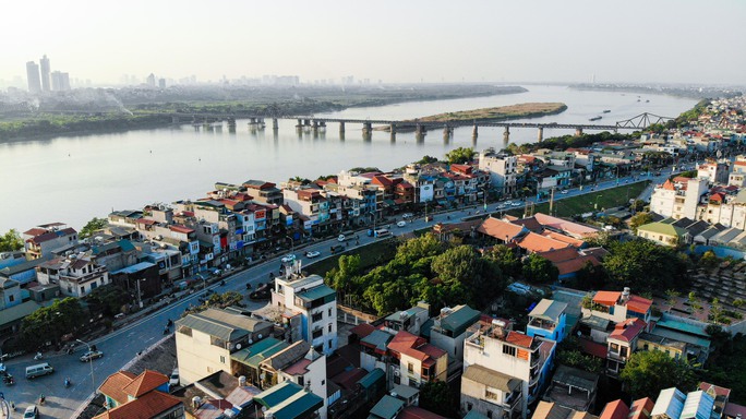 Cầu Long Biên là cây cầu thép đầu tiên bắc qua sông Hồng do người Pháp xây dựng từ năm 1898 và hoàn thành vào năm 1902 nối quận Hoàn Kiếm với quận Long Biên.
