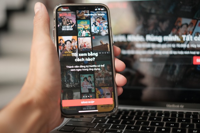 Người dùng Netflix đã nhận được thông báo về kế hoạch dừng cung cấp dịch vụ miễn phí trên nền tảng này. Ảnh: VIẾT VINH