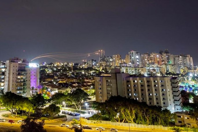 Hệ thống "Vòm sắt" (Iron Dome) của Israel đánh chặn rốc-két phóng từ dải Gaza hôm 7-10-2023. Ảnh: Reuters