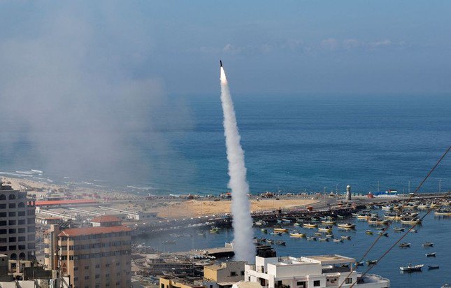 Rocket được phóng từ Dải Gaza nhằm vào Israel hôm 7/10. Ảnh: Reuters