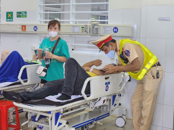 Theo tài xế xe du lịch, xe tải đã chạy lấn sang phần đường bên trái gây ra vụ tai nạn