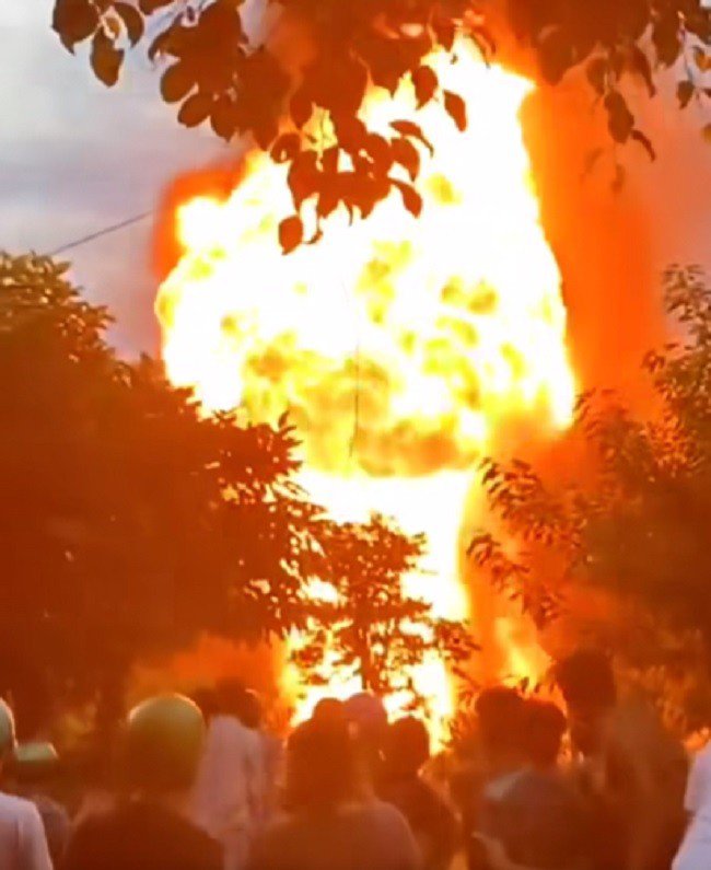Ngọn lửa bốc cao hàng chục mét khiến những người chứng kiến kinh hãi. Ảnh: VH.