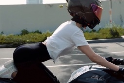 Tin tức trong ngày - Người mẫu nổi tiếng "làm xiếc" trên mô tô ở khu đô thị Thủ Thiêm