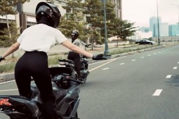 Tin tức trong ngày - Clip nghi Ngọc Trinh "làm xiếc" trên đường: Xử lý ra sao?