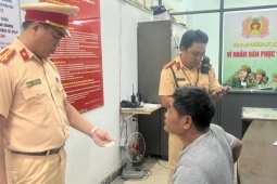 Tin tức trong ngày - Tài xế phóng tốc độ cao, chống đối CSGT vì xe quá hạn lưu hành