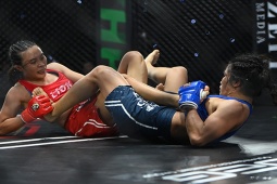 Thể thao - “Nữ hoàng Muay” Thanh Trúc ra đòn hiểm bẻ chân, bảo vệ đai vô địch LION Championship