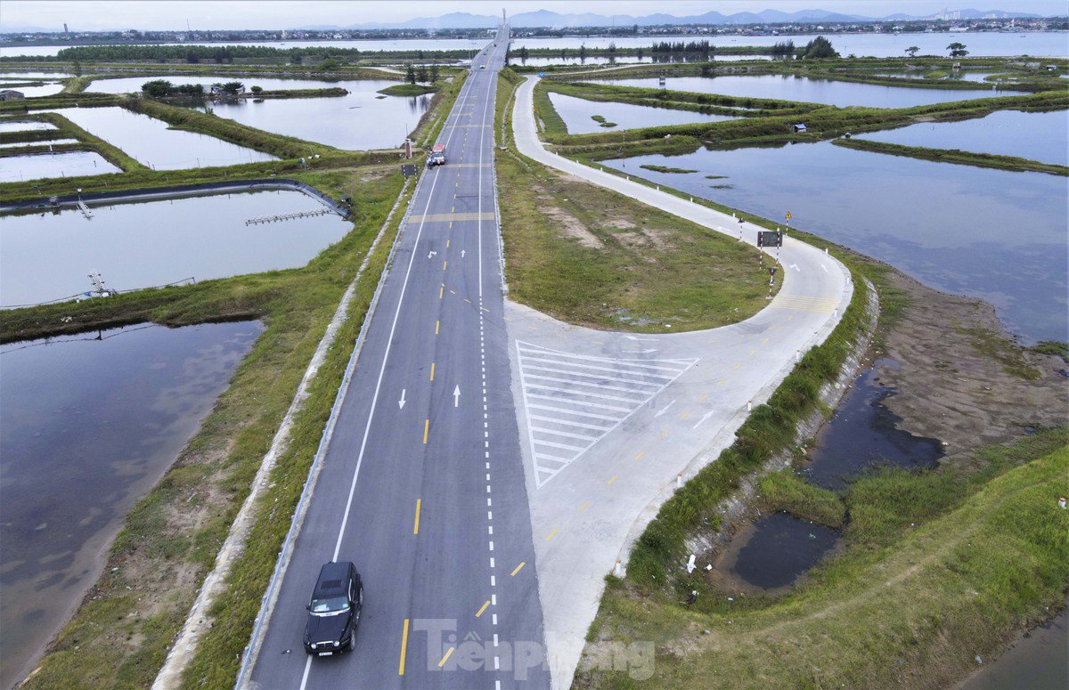 Trong 120km của tuyến đường này, 33km trùng với một số đoạn tuyến đã được đầu tư của các dự án tại 3 địa phương (Lộc Hà, Thạch Hà và thị xã Kỳ Anh). 87km còn lại được xây dựng mới qua 2 giai đoạn với tổng mức đầu tư hơn 2.000 tỷ đồng, chủ yếu từ nguồn ngân sách Trung ương và một phần ngân sách Hà Tĩnh. Trong hình là đoạn đi qua xã Xuân Hội (huyện Nghi Xuân).