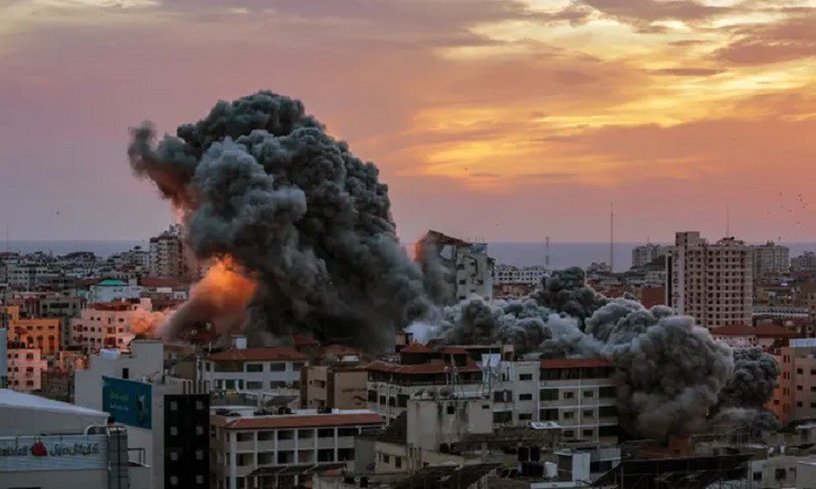 Israel tập kích Dải Gaza sau khi bị Hamas tấn công bất ngờ.