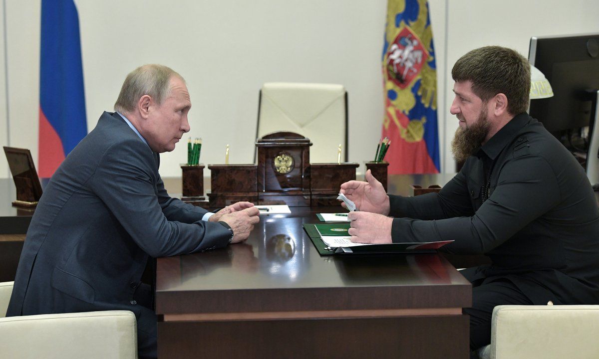 Lãnh đạo Cộng hòa Chechnya – ông Ramzan Kadyrov – trong cuộc gặp hồi tháng 9 với ông Putin (ảnh: RT)