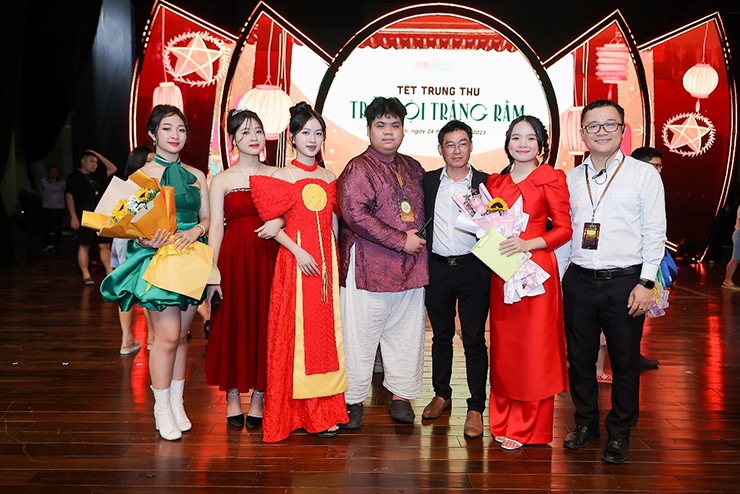MC nhí Minh Thư (áo dài đỏ - thứ 2 từ phải qua) được đánh giá cao bởi sự hoạt ngôn và tinh thần làm việc chuyên nghiệp