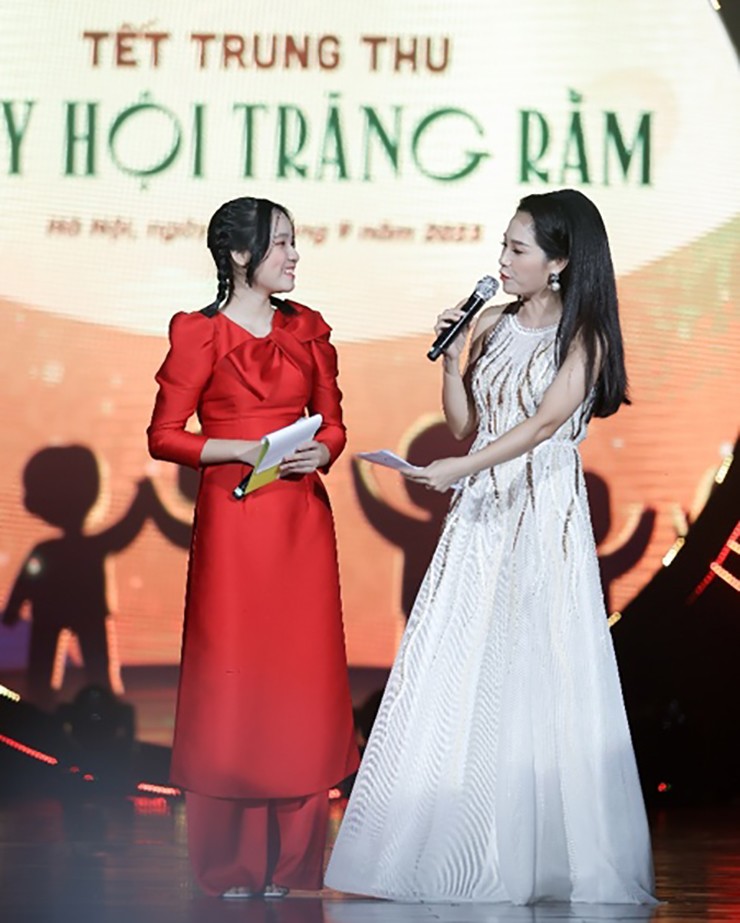 MC nhí Minh Thư (trái) kết hợp ăn ý, duyên dáng cùng MC VTV Mỹ Lan