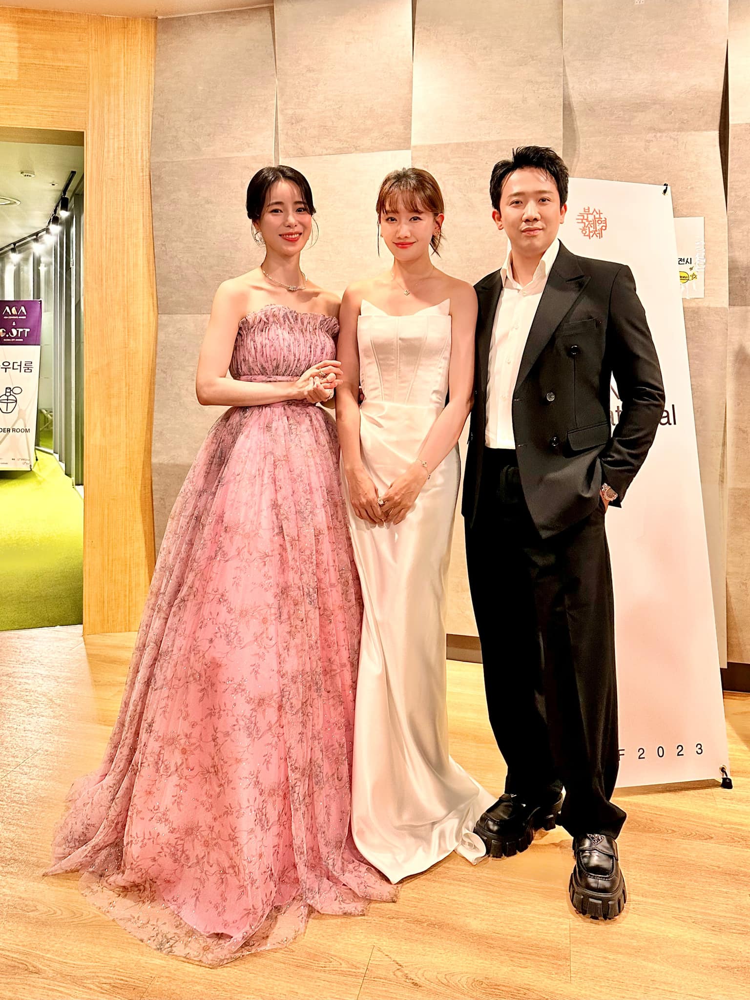 Trấn Thành và bà xã Hari Won cùng chụp hình kỷ niệm với nữ diễn viên Hàn Quốc Lim Ji Yeon