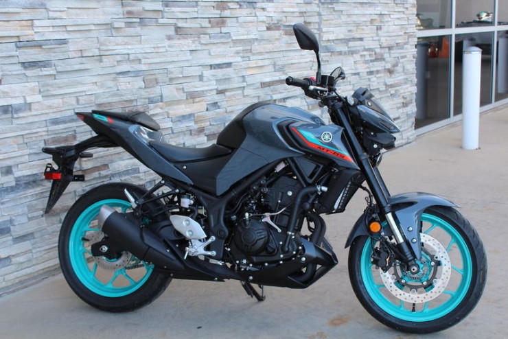 2. Yamaha MT-03 là dòng mô tô mơ ước của nhiều dân tập chơi. Mẫu xe được ví như một “chiến binh đường phố bé con” (the baby streetfighter), có chiều cao yên ngồi thân thiện, kích thước gọn gàng. Sức mạnh xe đến từ loại động cơ 321cc, đạt công suất tối đa 41 mã lực. Tại Việt Nam, MT-03 có giá niêm yết từ 129 triệu đồng.