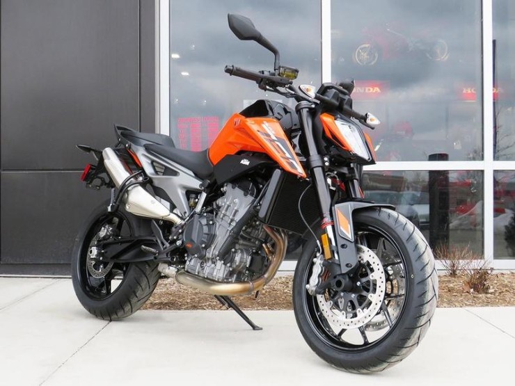 7. KTM Duke 790 thiết kế sắc nét, dễ dàng xử lý. Xe lại được trang bị động cơ mạnh mẽ, dung tích xi lanh 799cc, cho công suất tối đa 105 mã lực. Duke 790 sẽ trở nên nổi bật cả về mặt diện mạo và hiệu suất hoạt động khi vận hành trên đường phố.