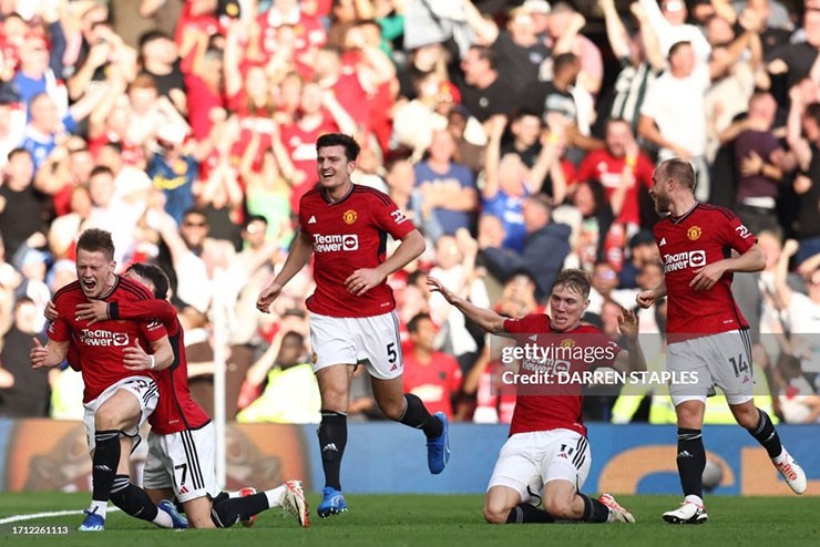 MU bùng nổ ở những phút bù giờ trước Brentford