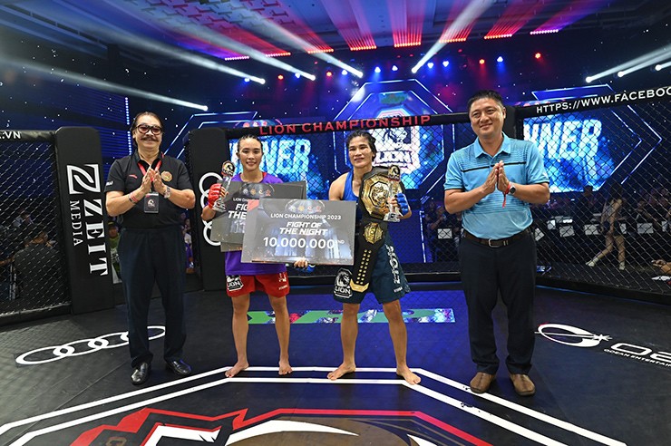 Thanh Trúc nhận thêm giải thưởng "trận đấu của đêm"