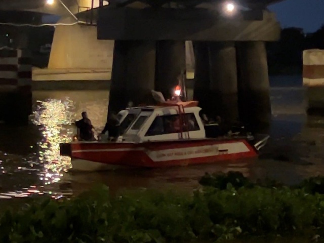 Tin tức trong ngày - Video: Nhảy cầu rồi bơi vào bờ, khiến lực lượng chức năng vất vả lặn tìm