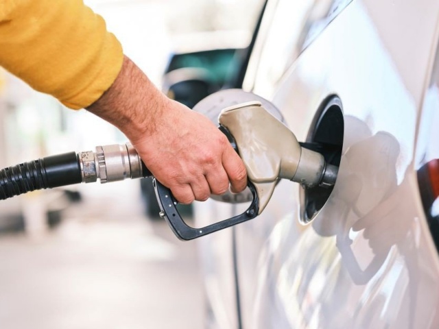 Thị trường - Tiêu dùng - Xăng chịu nhiều sức ép tăng giá