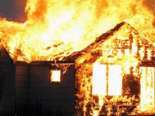 Pháp luật - Người cha tự đâm mình tử vong sau khi đốt nhà khiến con chết cháy