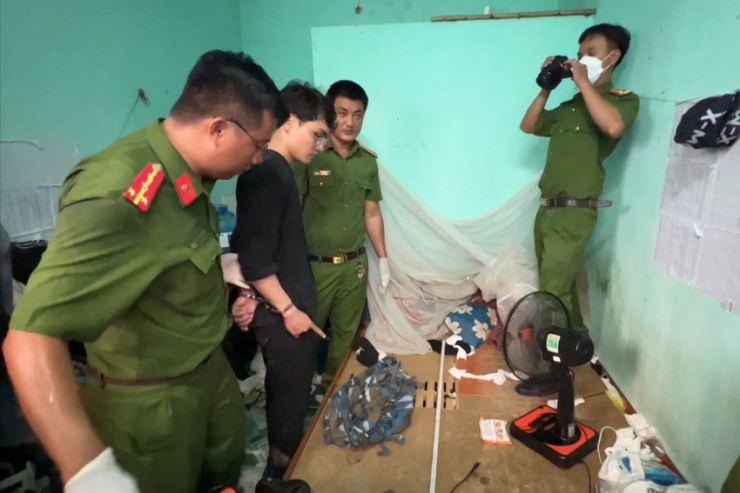 Lực lượng chức năng khám xét nơi ở các nghi phạm. Ảnh: CA