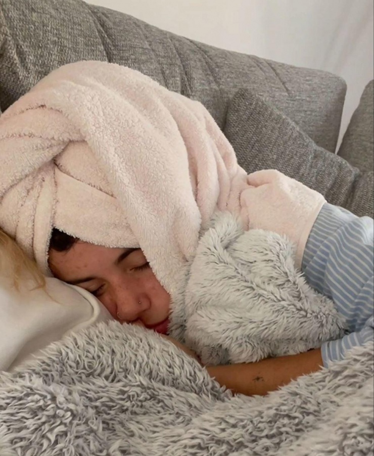 Bella Andreou mắc chứng rối loạn hiếm gặp khiến cô ngủ hơn 20 giờ mỗi ngày. Ảnh: The Sun